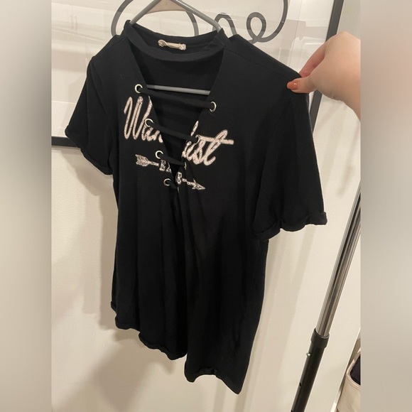 cut out wanderlust shirt with choker - Picture 2 of 4